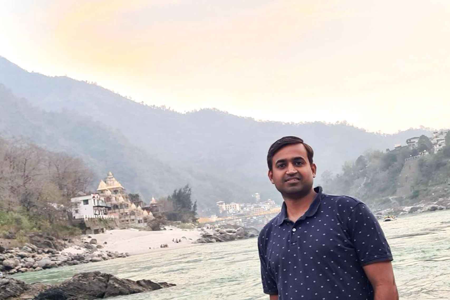 自然の背景に人物が写っている画像