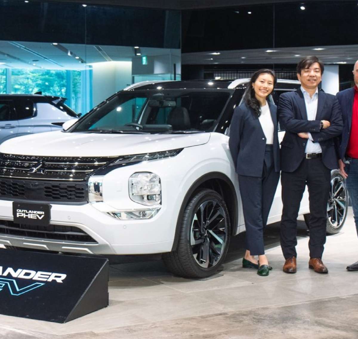 集合写真（左から：堀川、井上本部長補佐、Roy Fridman CEO）