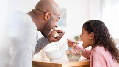 La compra inteligente ahorra tiempo y dinero a un grande de la alimentación