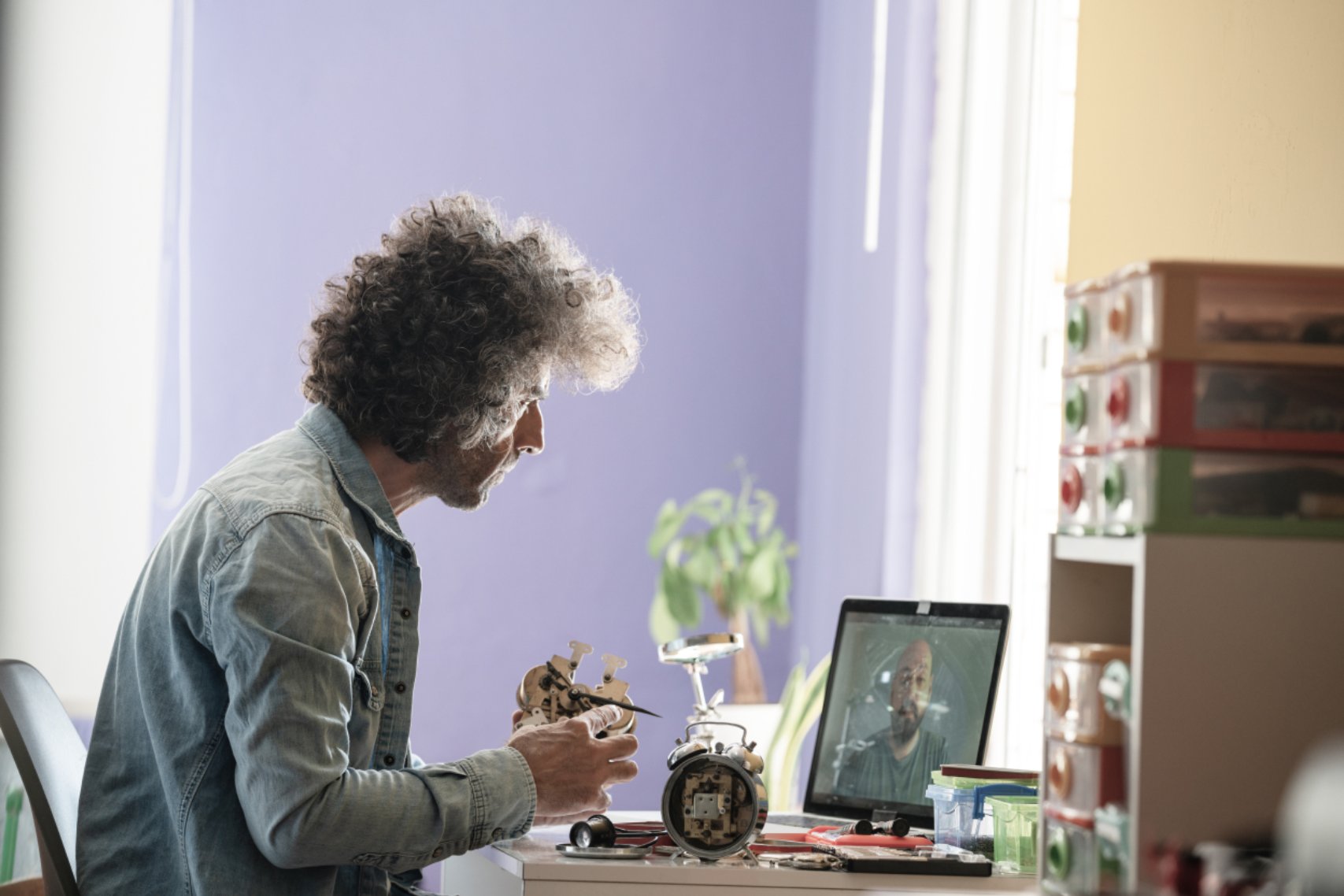 Man assembling a clock through online learning