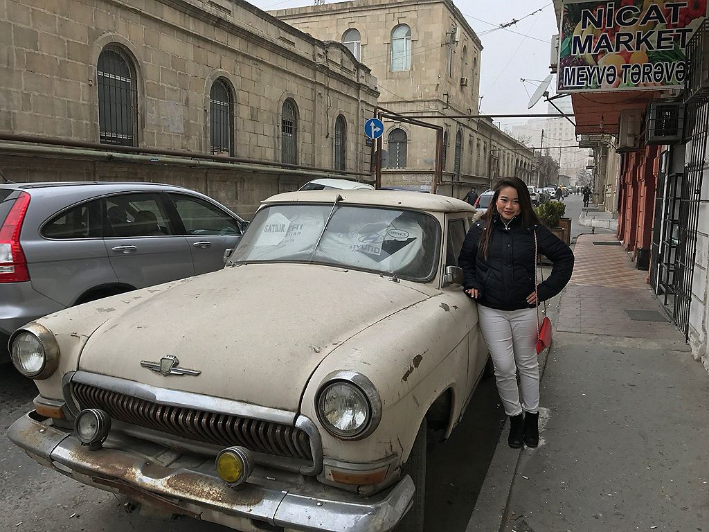 アゼルバイジャンにいた時の一枚。街中では、日本で見られない旧ソ連時代の車が現役で動いています！
