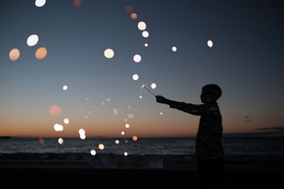 人が花火を持っている写真