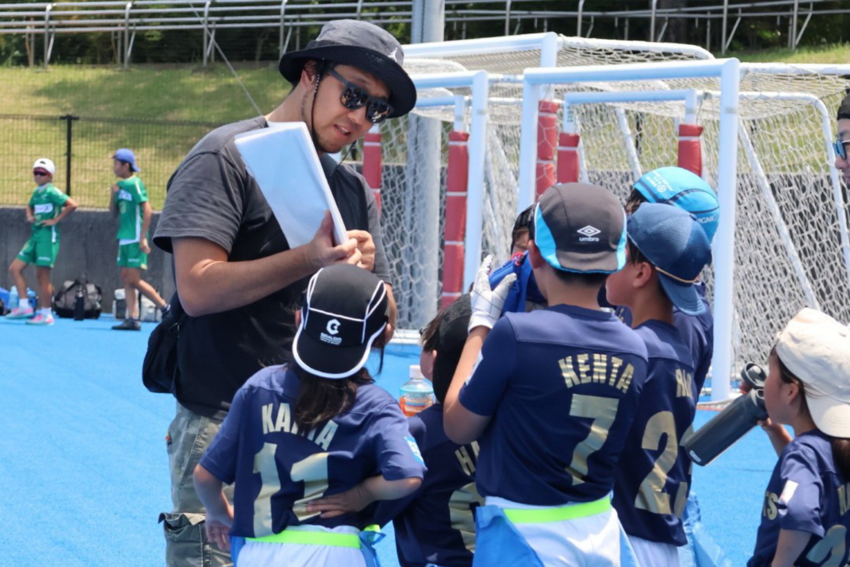 休日は小学生のフラッグフットボールのコーチをしています。