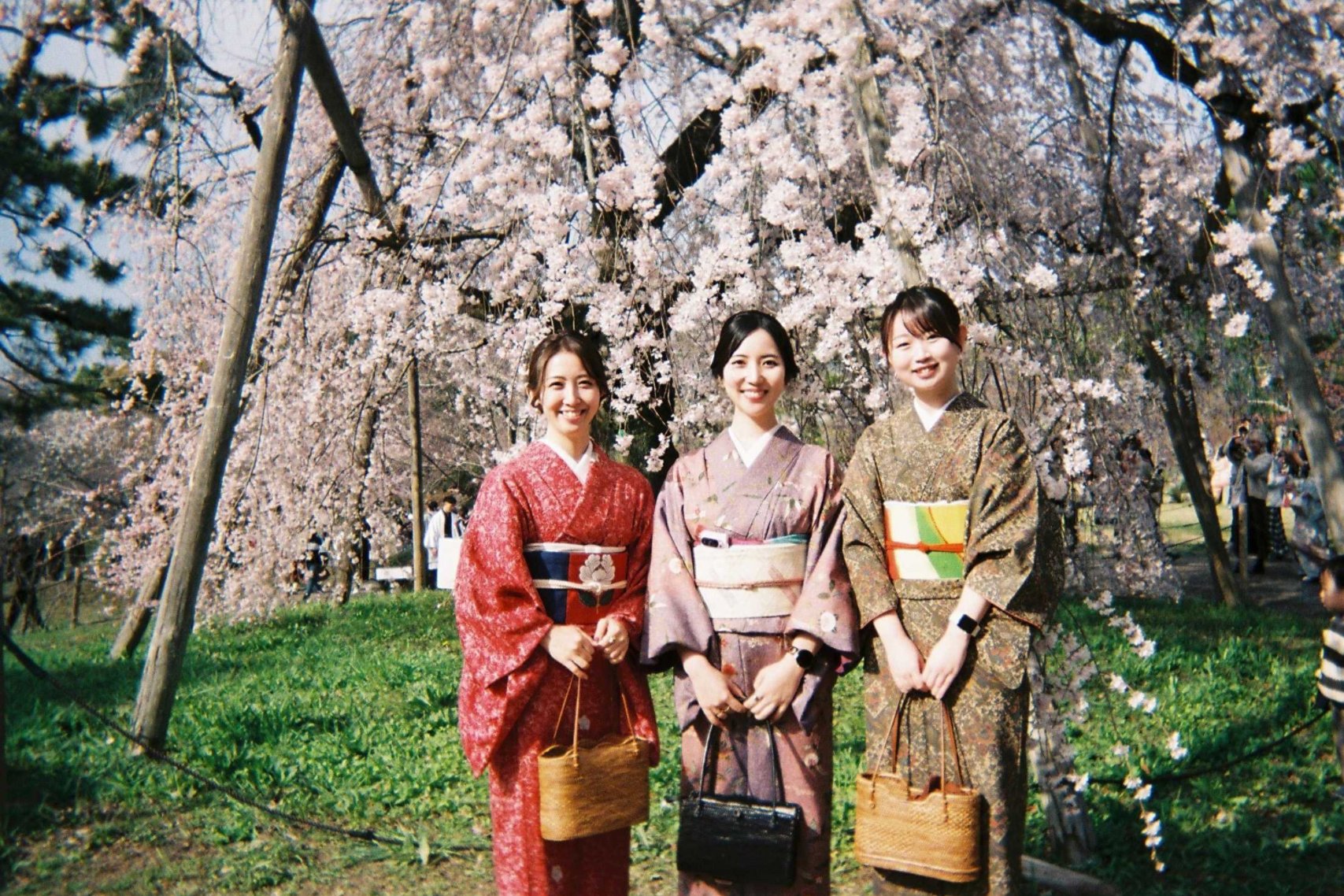 写真中央 Satokoさん。仲のいい同期との京都旅行の一枚。仕事/プライベート問わず相談できる貴重な存在です。