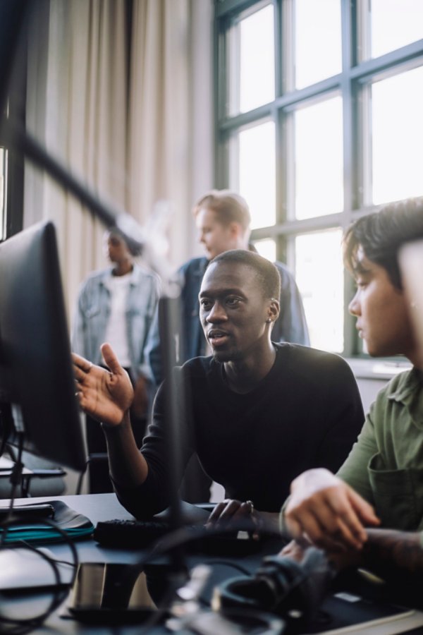 Man discussing code with colleagues