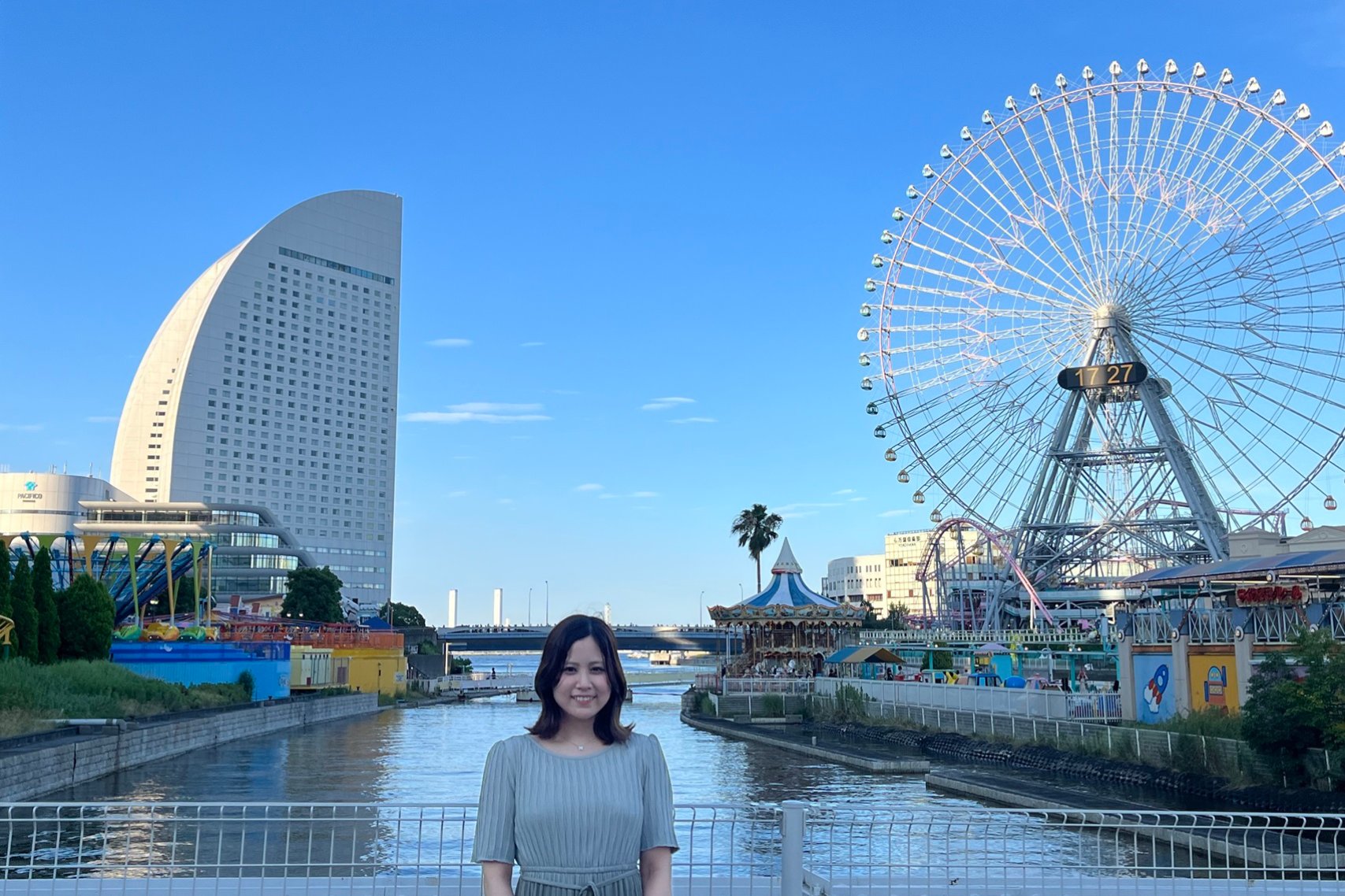 みなとみらいのランドマークを背景に