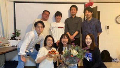 社内のメンバーで誕生日会。上段右から二番目がYudai、下段一番右がAyano。