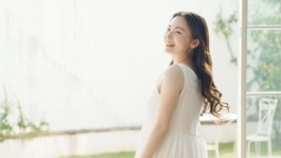 woman in white dress