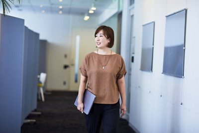 Keiko passing  by the corridors 