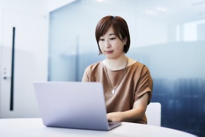 Keiko typing on a laptop